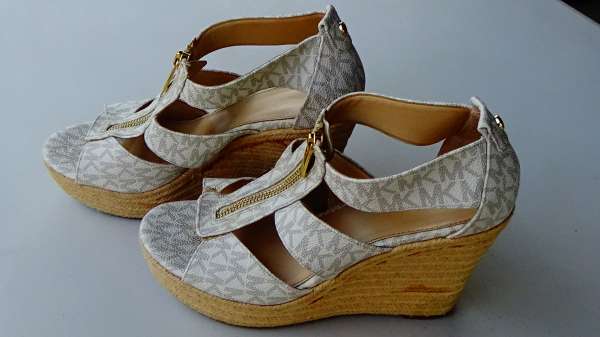 Michael Kors Size 8.5  Womens Vanilla Damita Logo MK Signature Wedge Sandals